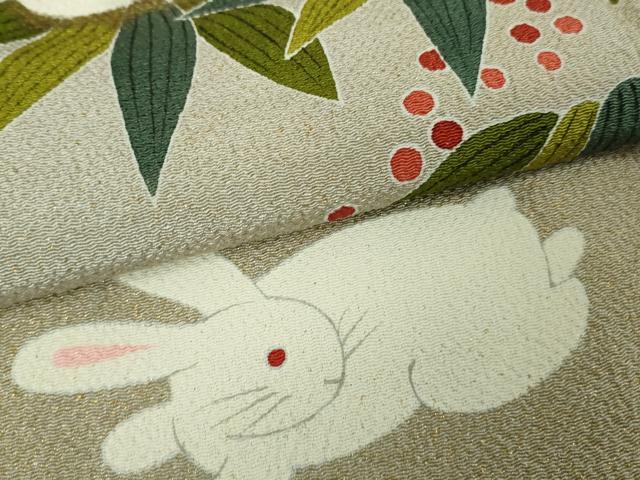 平和屋本店●極上　人形作家・ホリヒロシ　訪問着　兎　うさぎ　雪持ち笹　南天　練色地　鬼しぼ縮緬　暈し染め　金糸　逸品　DZAB6771kh6