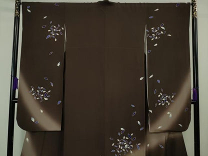 平和屋本店●極上　世界的人形師 辻村寿三郎 ジュサブロー 振袖 舞桜 花弁 黒紅色地 暈し染め　金彩　縮緬地　反端付き　逸品　DZAB7008kh6