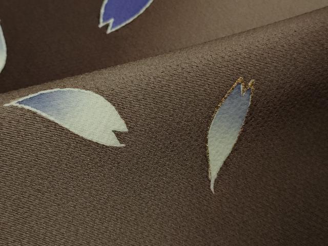 平和屋本店●極上　世界的人形師 辻村寿三郎 ジュサブロー 振袖 舞桜 花弁 黒紅色地 暈し染め　金彩　縮緬地　反端付き　逸品　DZAB7008kh6
