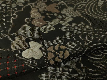 平和屋本店●極上 中国三大刺繍 スワトウ刺繍 本場大島紬 古代染色純泥染 流水雪輪花文 黒地 木瀬紬工場謹製　証紙付き　逸品　DZAB7206kh6