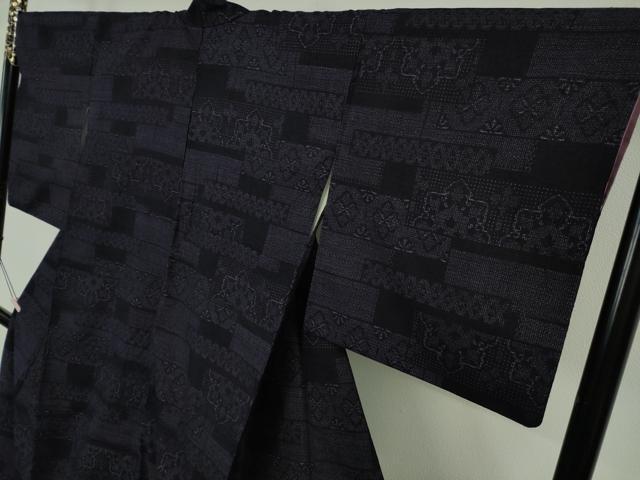 平和屋本店●極上　本場結城紬　重要無形文化財　井上商事謹製　100亀甲　花菱横段文　藍鉄色地　証紙・証明書付き　逸品　DZAB7231kh6