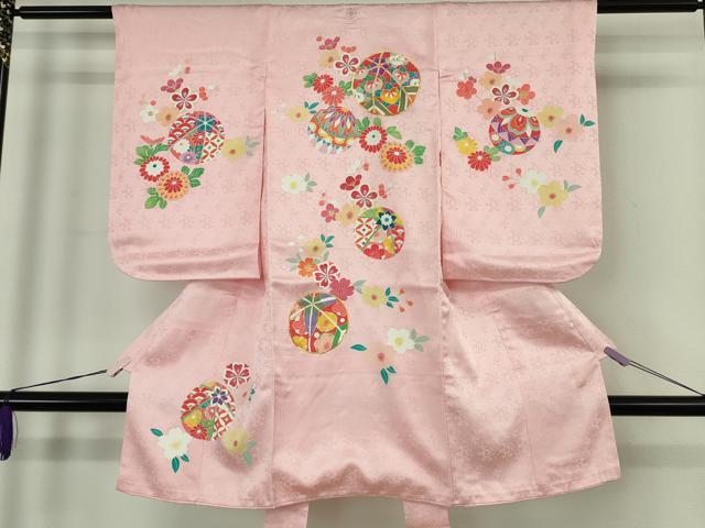 平和屋本店[]極上　創業460年・千總　七五三　女の子　3歳　祝着・襦袢・被布セット　駒刺繍　花毬文　虹色地　逸品　未使用　DZAB7241kh6