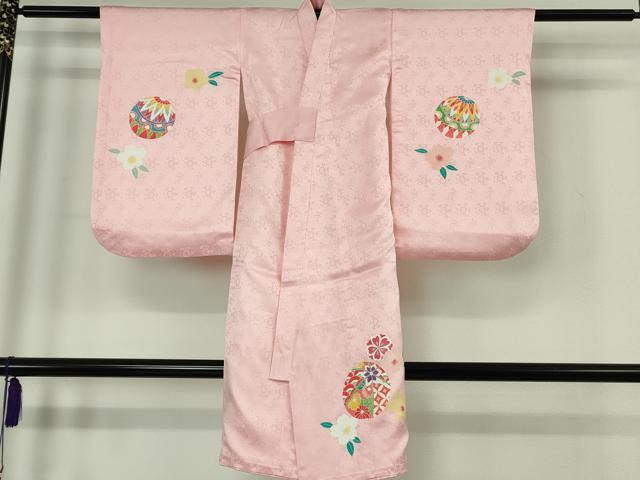平和屋本店[]極上　創業460年・千總　七五三　女の子　3歳　祝着・襦袢・被布セット　駒刺繍　花毬文　虹色地　逸品　未使用　DZAB7241kh6