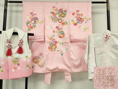平和屋本店[]極上　創業460年・千總　七五三　女の子　3歳　祝着・襦袢・被布セット　駒刺繍　花毬文　虹色地　逸品　未使用　DZAB7241kh6