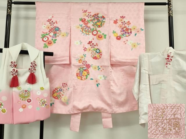 平和屋本店[]極上　創業460年・千總　七五三　女の子　3歳　祝着・襦袢・被布セット　駒刺繍　花毬文　虹色地　逸品　未使用　DZAB7241kh6
