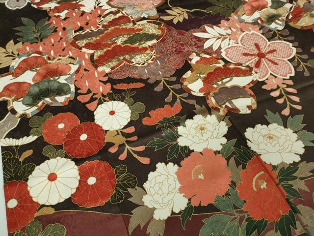 平和屋本店●極上　皇室献上作家　藤井寛　振袖　駒刺繍　雲取り吉祥花松文　黒紅色地　金彩　逸品　DZAB7242kh6
