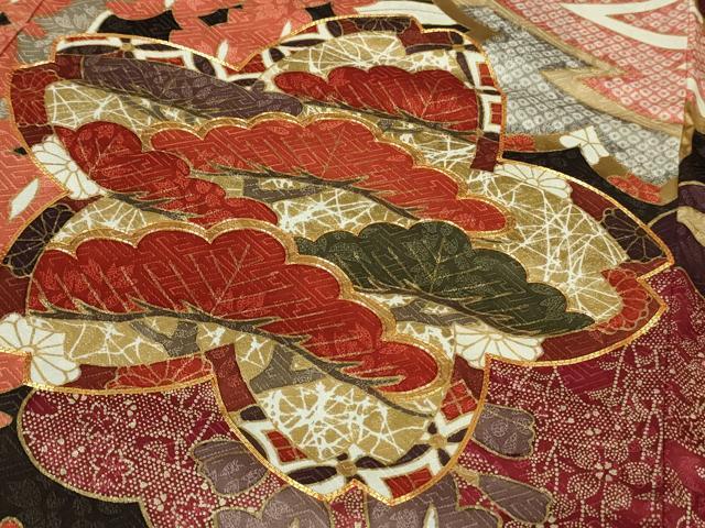 平和屋本店●極上　皇室献上作家　藤井寛　振袖　駒刺繍　雲取り吉祥花松文　黒紅色地　金彩　逸品　DZAB7242kh6
