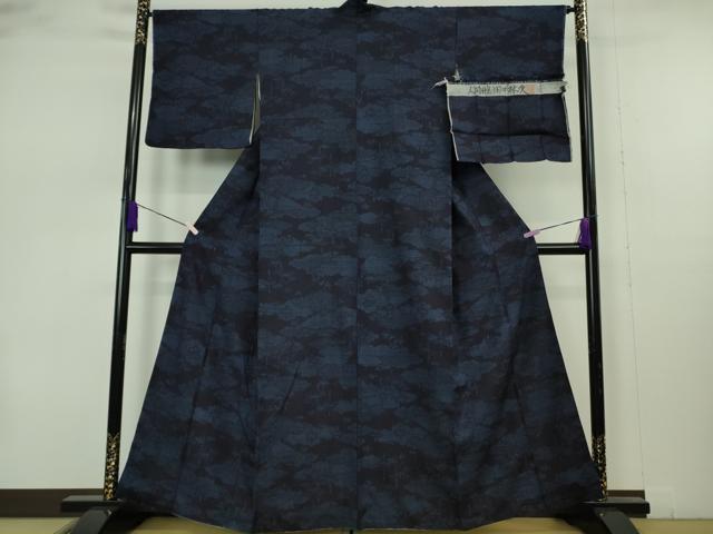 平和屋本店●極上　人間国宝 田中林次　本場結城紬 重要無形文化財　100亀甲　雲取り笹竹文　濃紺地　保証書・証紙付き　逸品　DZAB7412kh6