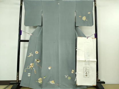 平和屋本店●極上　京都老舗銘店・に志田　訪問着　駒刺繍　宝尽くし　薄い藍鼠色地　金彩　たとう紙付き　逸品　DZAB7632kh6