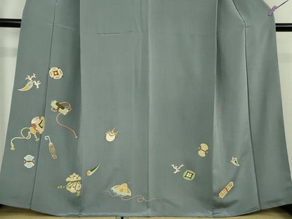 平和屋本店●極上　京都老舗銘店・に志田　訪問着　駒刺繍　宝尽くし　薄い藍鼠色地　金彩　たとう紙付き　逸品　DZAB7632kh6