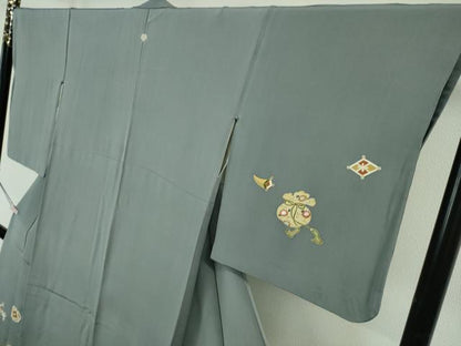 平和屋本店●極上　京都老舗銘店・に志田　訪問着　駒刺繍　宝尽くし　薄い藍鼠色地　金彩　たとう紙付き　逸品　DZAB7632kh6