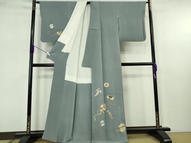 平和屋本店●極上　京都老舗銘店・に志田　訪問着　駒刺繍　宝尽くし　薄い藍鼠色地　金彩　たとう紙付き　逸品　DZAB7632kh6