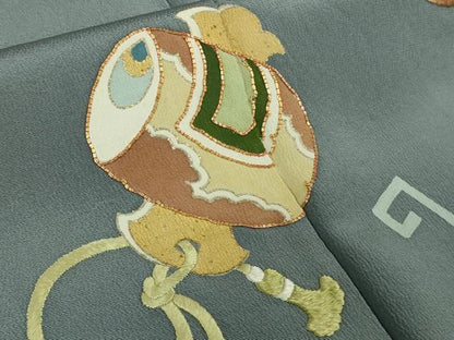 平和屋本店●極上　京都老舗銘店・に志田　訪問着　駒刺繍　宝尽くし　薄い藍鼠色地　金彩　たとう紙付き　逸品　DZAB7632kh6