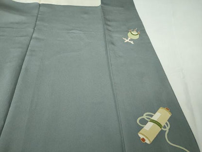 平和屋本店●極上　京都老舗銘店・に志田　訪問着　駒刺繍　宝尽くし　薄い藍鼠色地　金彩　たとう紙付き　逸品　DZAB7632kh6