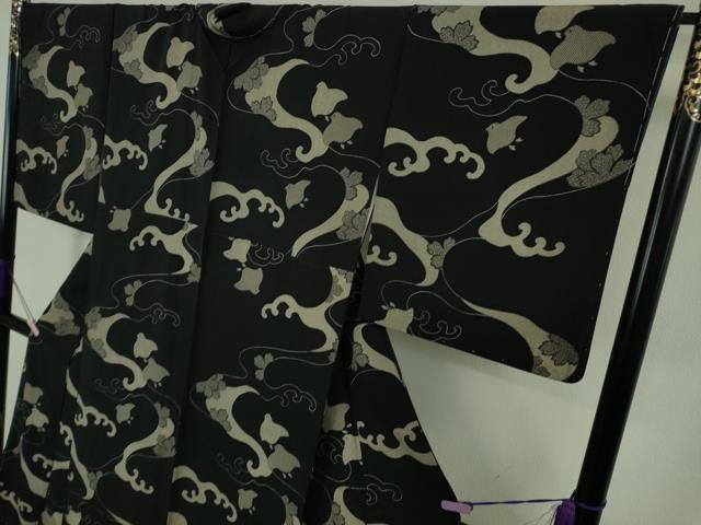 平和屋着物●極上　伝統工芸極型　小紋　立波に千鳥　舞桜　黒地　反端付き　逸品　未使用　DZAB7713kh6