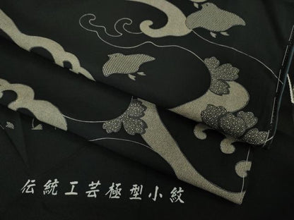 平和屋着物●極上　伝統工芸極型　小紋　立波に千鳥　舞桜　黒地　反端付き　逸品　未使用　DZAB7713kh6