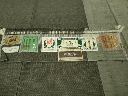 平和屋本店●極上　本場結城紬　重要無形文化財　80亀甲　奥順謹製　灰汁色地　証紙付き　逸品　未使用　DZAB7983kh6