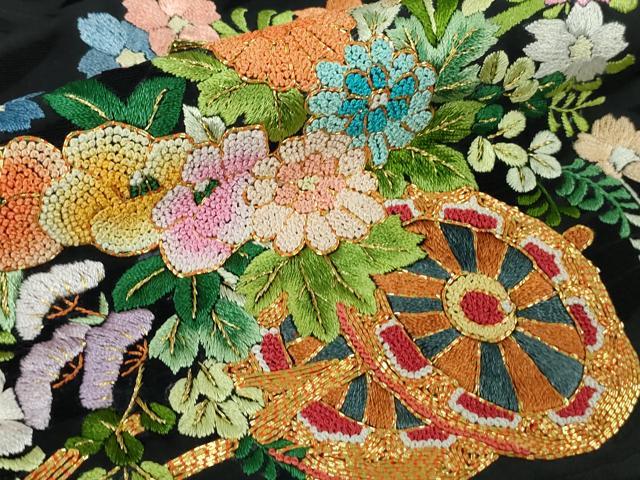 平和屋本店●極上 相良刺繍 総刺繍 お引きずり・引き振袖 結婚式 舞妓 芸妓 駒刺繍  蔓帯飛鶴 黒地 金糸 仮絵羽 逸品 未使用 DZAB8187kh6