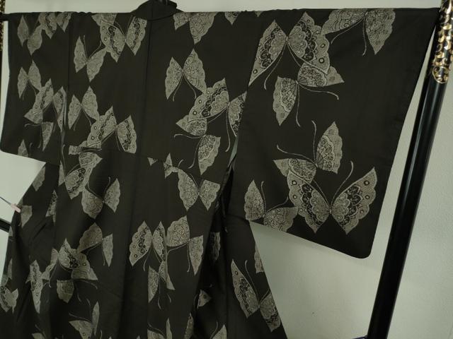 平和屋本店●極上　本場大島紬　割り込み絣　舞蝶文　黒地　逸品　DZAB8359kh6