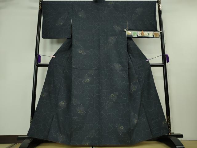 平和屋本店●極上 本場結城紬 重要無形文化財 100亀甲 飛び亀甲柄　井上商事謹製　舞蝶文　青褐色地　証紙・証明証付き　逸品　DZAB8407kh6