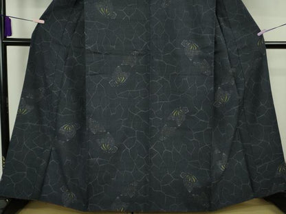 平和屋本店●極上 本場結城紬 重要無形文化財 100亀甲 飛び亀甲柄　井上商事謹製　舞蝶文　青褐色地　証紙・証明証付き　逸品　DZAB8407kh6