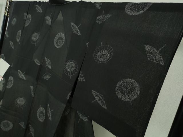 平和屋着物＊極上　夏物　本場小千谷ちぢみ　麻　捺染絣　織田工房謹製　番傘　黒地　証紙付き　逸品　未使用　DZAB8804kh6