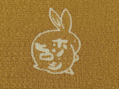 平和屋着物●極上　人形作家・ホリヒロシ　小紋　舞花文　黄土色地　鬼しぼ縮緬　金彩　松屋百貨店扱い　逸品　DZAB9253kh6