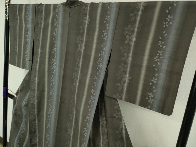 平和屋着物▽極上　結城紬　単衣　80亀甲　舞桜間道　消炭色地　京都きもの友禅扱い　証紙付き　逸品　未使用　DZAB9657kh6