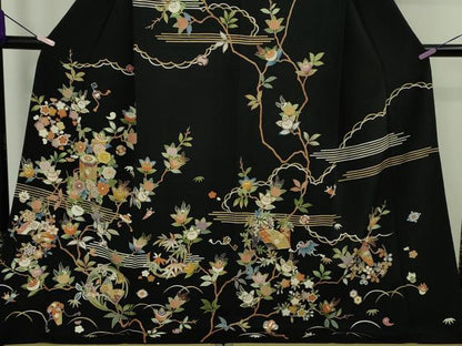 平和屋本店●極上　訪問着　駒刺繍　貝桶　冊子　吉祥花文　黒地　金彩　鬼しぼ縮緬　ロング丈　逸品　DZAB9771kh6