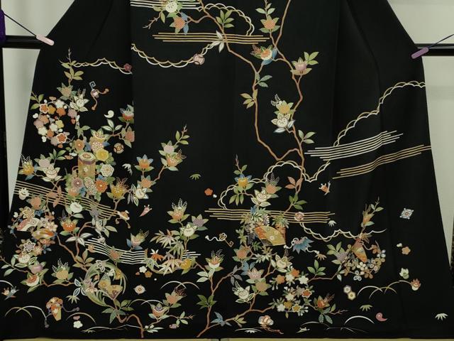 平和屋本店●極上　訪問着　駒刺繍　貝桶　冊子　吉祥花文　黒地　金彩　鬼しぼ縮緬　ロング丈　逸品　DZAB9771kh6