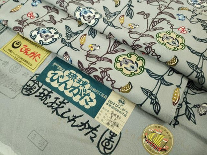 平和屋本店●希少 本場琉球びんがた 沖縄県指定無形文化財保持者 宮城里子 小紋 蔦の葉双鳥文 素鼠色 反端付き　逸品　未使用　DZAC0076kh6