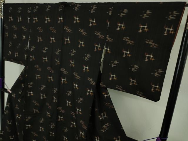 平和屋本店●極上　国指定重要無形文化財　本場久米島紬　新垣トミ作　手織　草木染　泥染　証紙付き　ロング丈　逸品　DZAC0245kh6