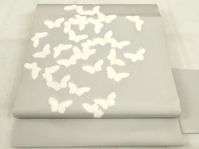 平和屋本店■極上　京都祇園の老舗　ぎをん齋藤　塩瀬　九寸名古屋帯　駒刺繍　舞蝶文　銀糸　絹鼠色地　正絹　逸品　KAAA1737kk4 - 平和屋