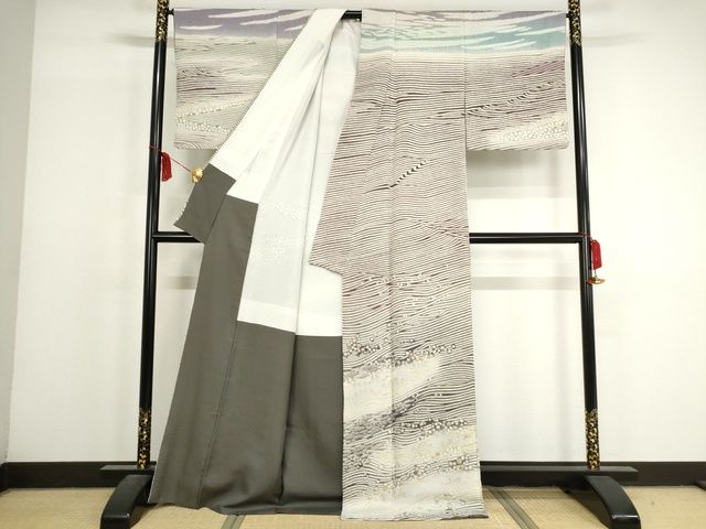 平和屋本店■極上　十日町　名門　滝泰謹製　訪問着　おぼろ染め　襲絞り　相良刺繍　流水文　銀通し地　正絹　逸品　KAAA1776kk5 - 平和屋
