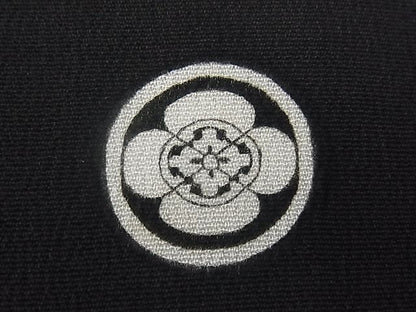 平和屋着物■豪華黒留袖　駒刺繍　御所解松菊文　金彩　逸品　n-mz3718